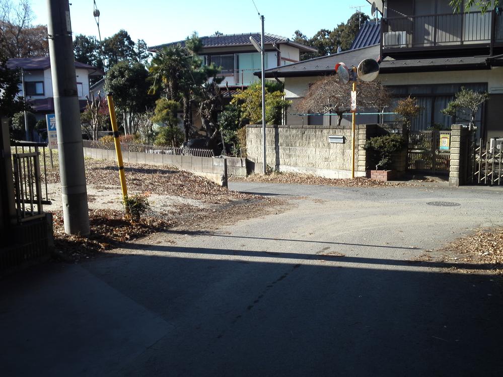 Local photos, including front road. Local (12 May 2011) Shooting