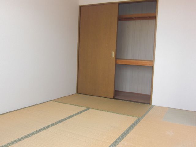 Other room space. Storage room, Relax in the bright Japanese-style room