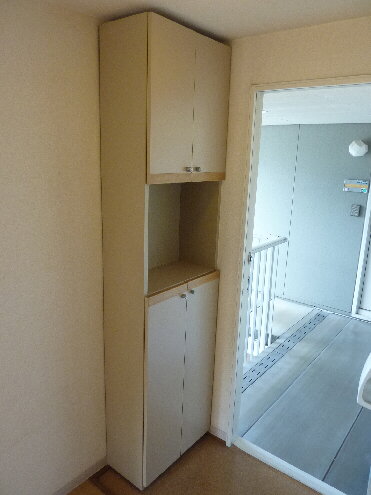 Entrance. Shoe box is equipped!