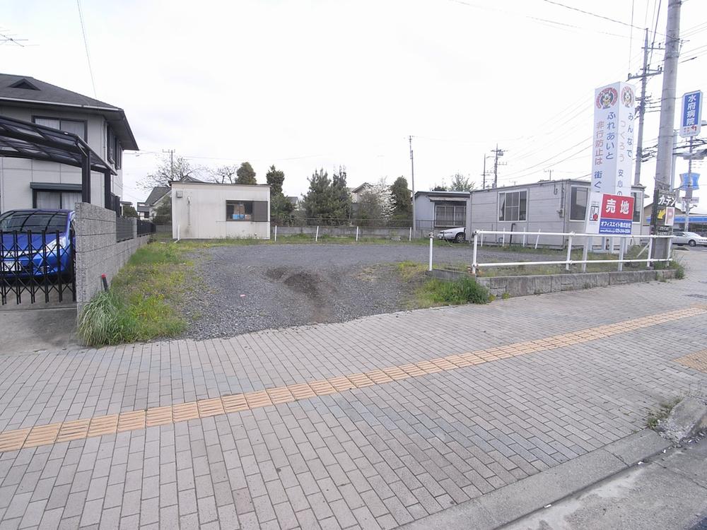 Local photos, including front road. Local (May 2012) shooting