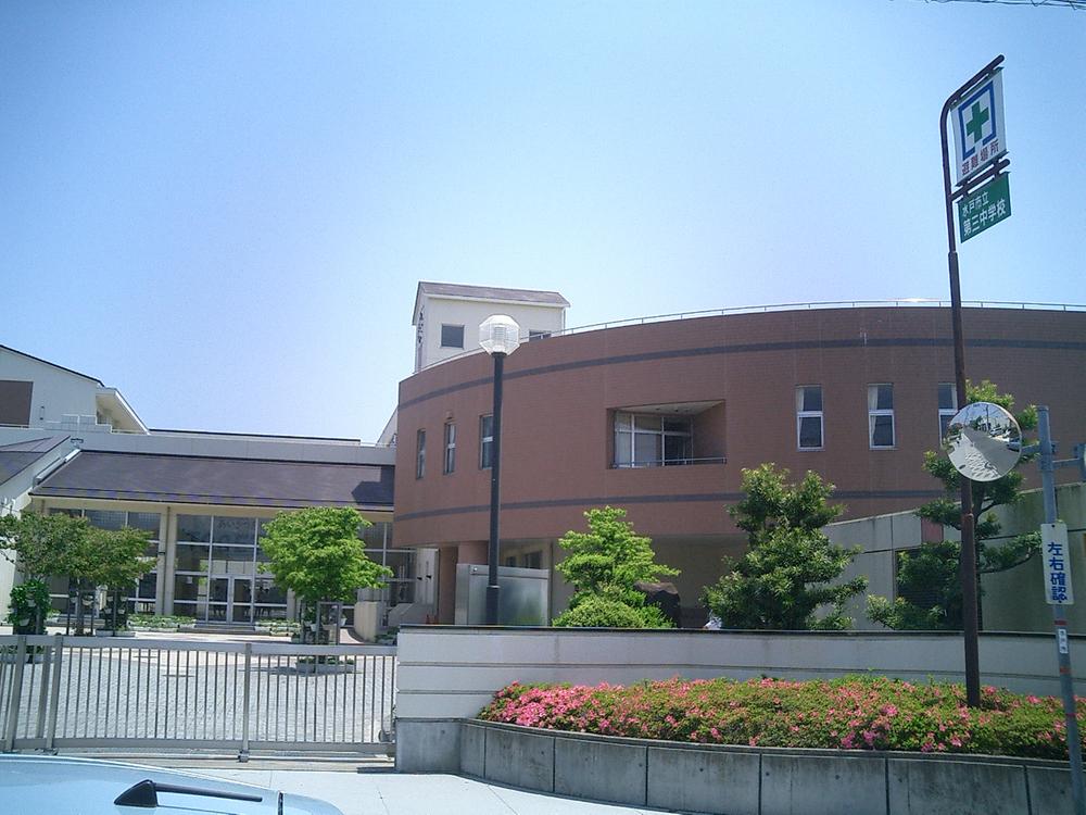 Junior high school. 486m until Mito Tatsudai three junior high school