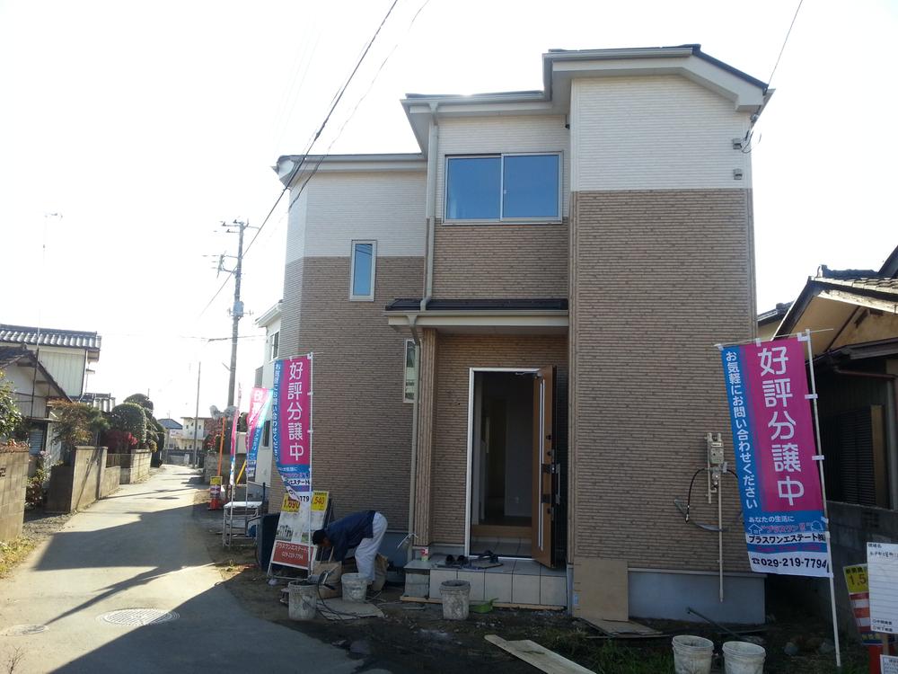 Local photos, including front road. It is fashionable na design. 