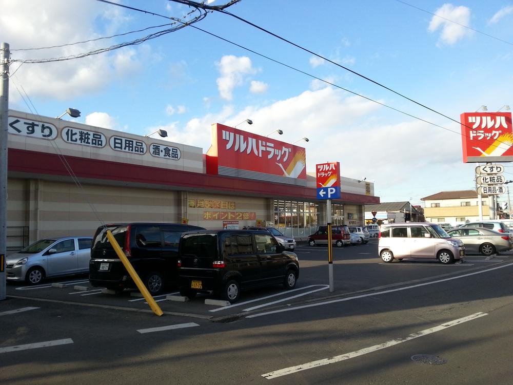 Drug store. Tsuruha Dorakkusutoa up to 90m