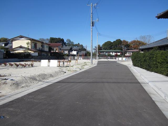 Local photos, including front road. Frontal road