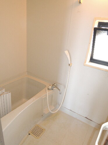 Bath. With ventilation window! 