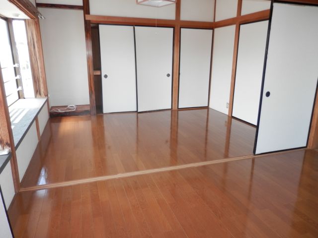 Living and room. Renovation from Japanese-style rooms to Western-style! You can also use as a spacious 1R by removing the sliding door