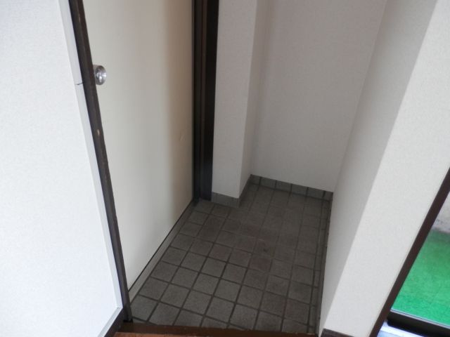 Entrance. It is the entrance space. It is with intercom. 