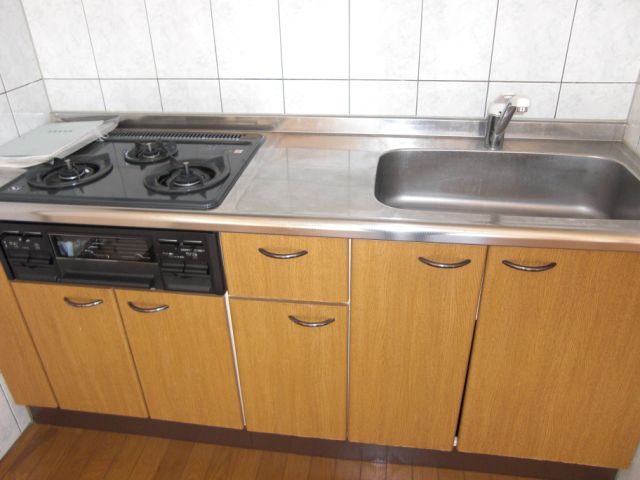 Kitchen. 3-burner stove in the kitchen