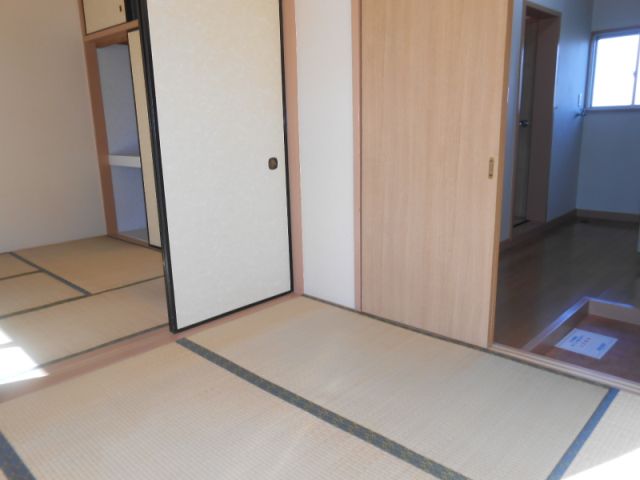 Living and room. Let's relax in the bright Japanese-style room. 