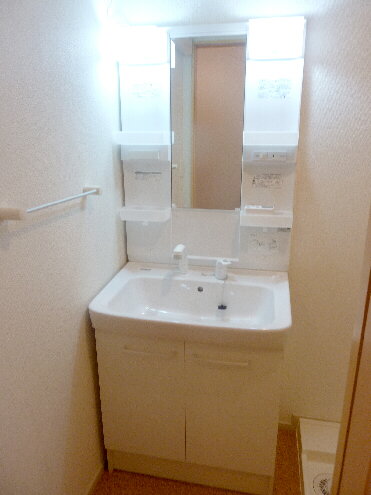 Washroom. With washroom! Also with shampoo dresser!