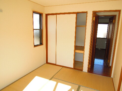 Living and room. Receipt ・ Small window also Japanese-style room