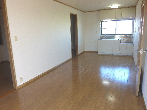 Living and room. Spacious LDK! Flooring shiny! 