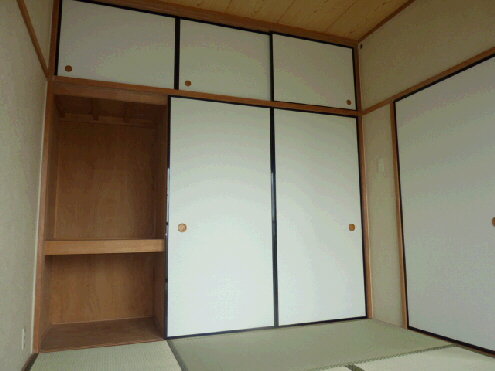 Other room space. It is a photograph of the 302 in Room.