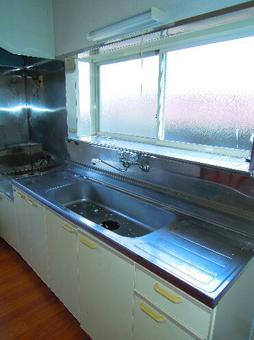 Kitchen. Bench space in the wide type is Big