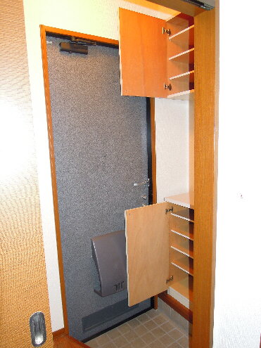 Entrance. With a shoe box in which you can store plenty!