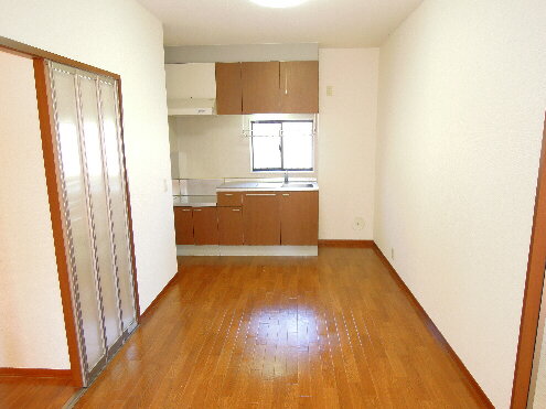 Living and room. Bright dining kitchen ☆
