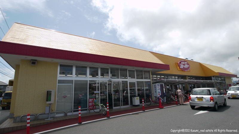 Supermarket. Food off stocker Motoyoshida store up to (super) 754m