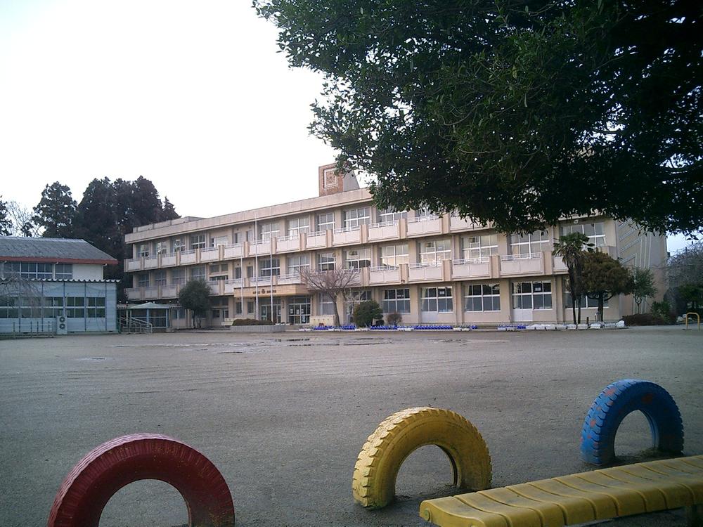 Primary school. 891m until Mito standing River Elementary School