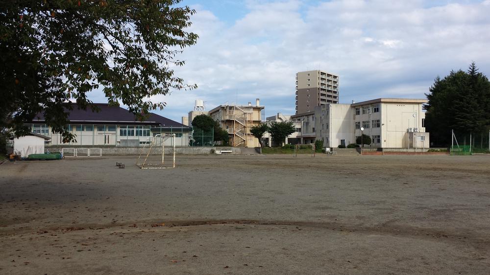 Junior high school. 709m up to junior high school Mito standing River