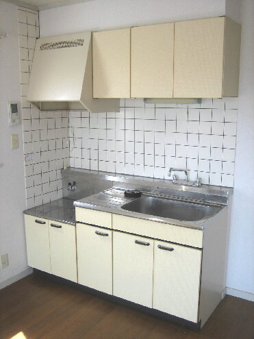 Kitchen. Oil splashes also easy to clean because the tile