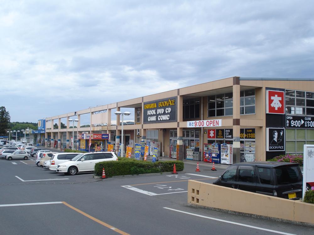 Shopping centre. Chinami 430m from the shopping center