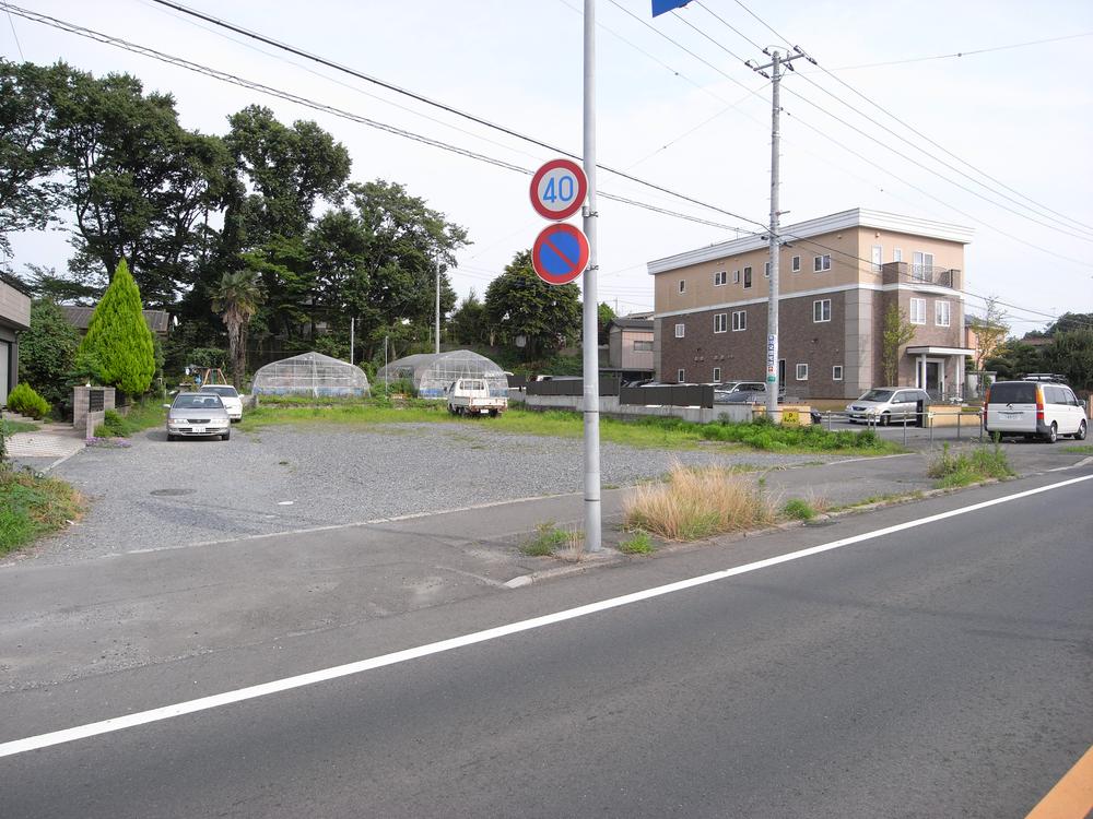 Local photos, including front road. Local (10 May 2012) shooting