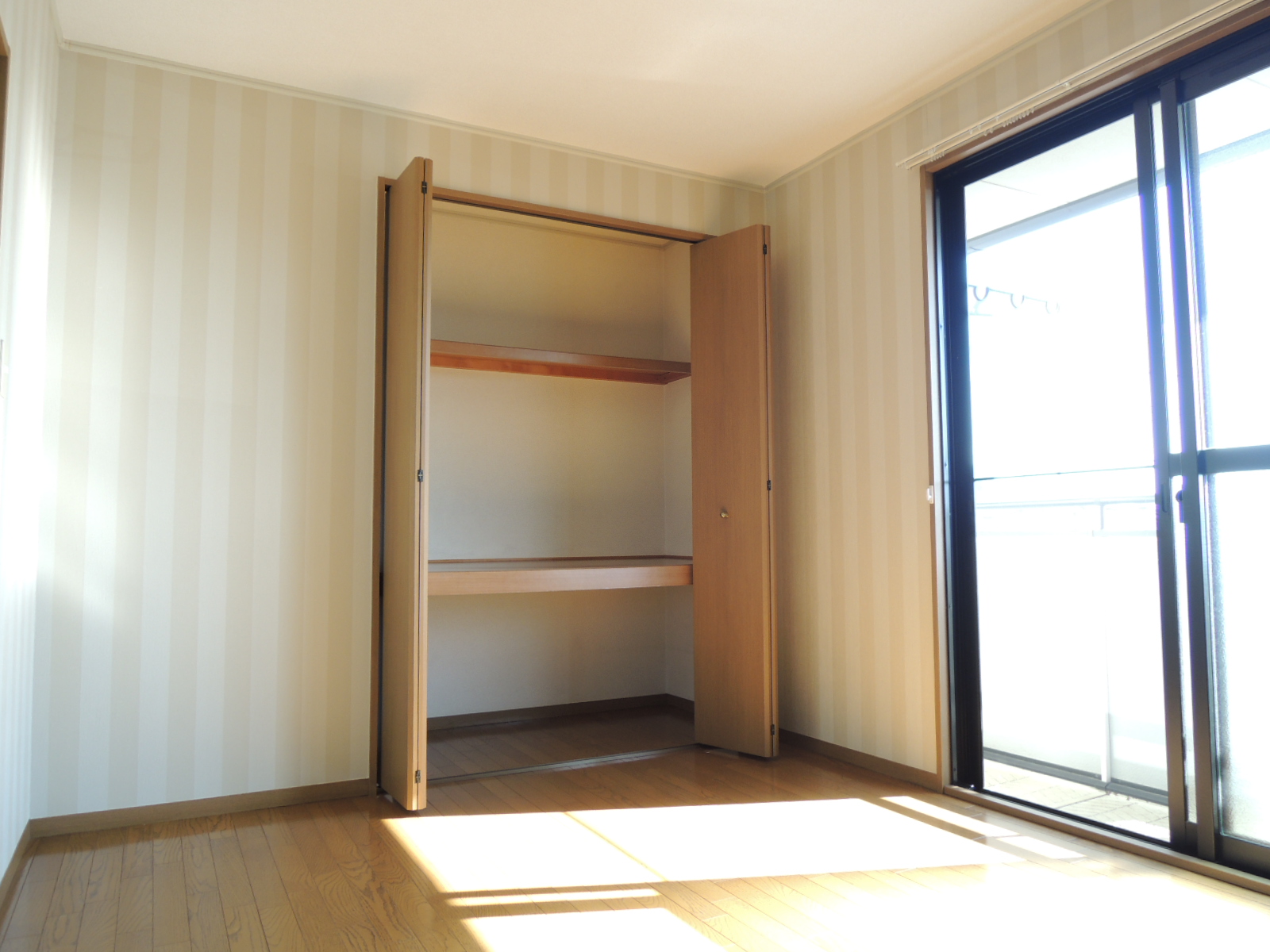 Living and room. Good Western-style per yang