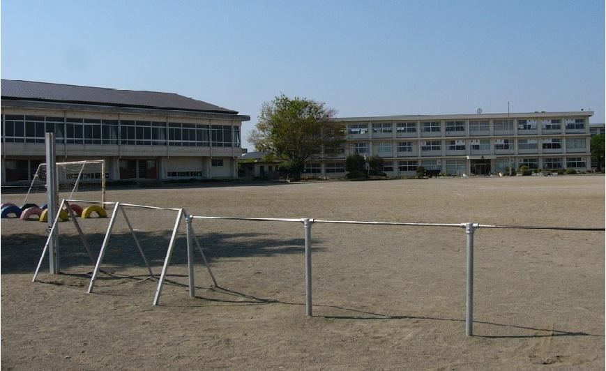 Primary school. Watari walk to the elementary school about 4 minutes. Worry situated school children! 