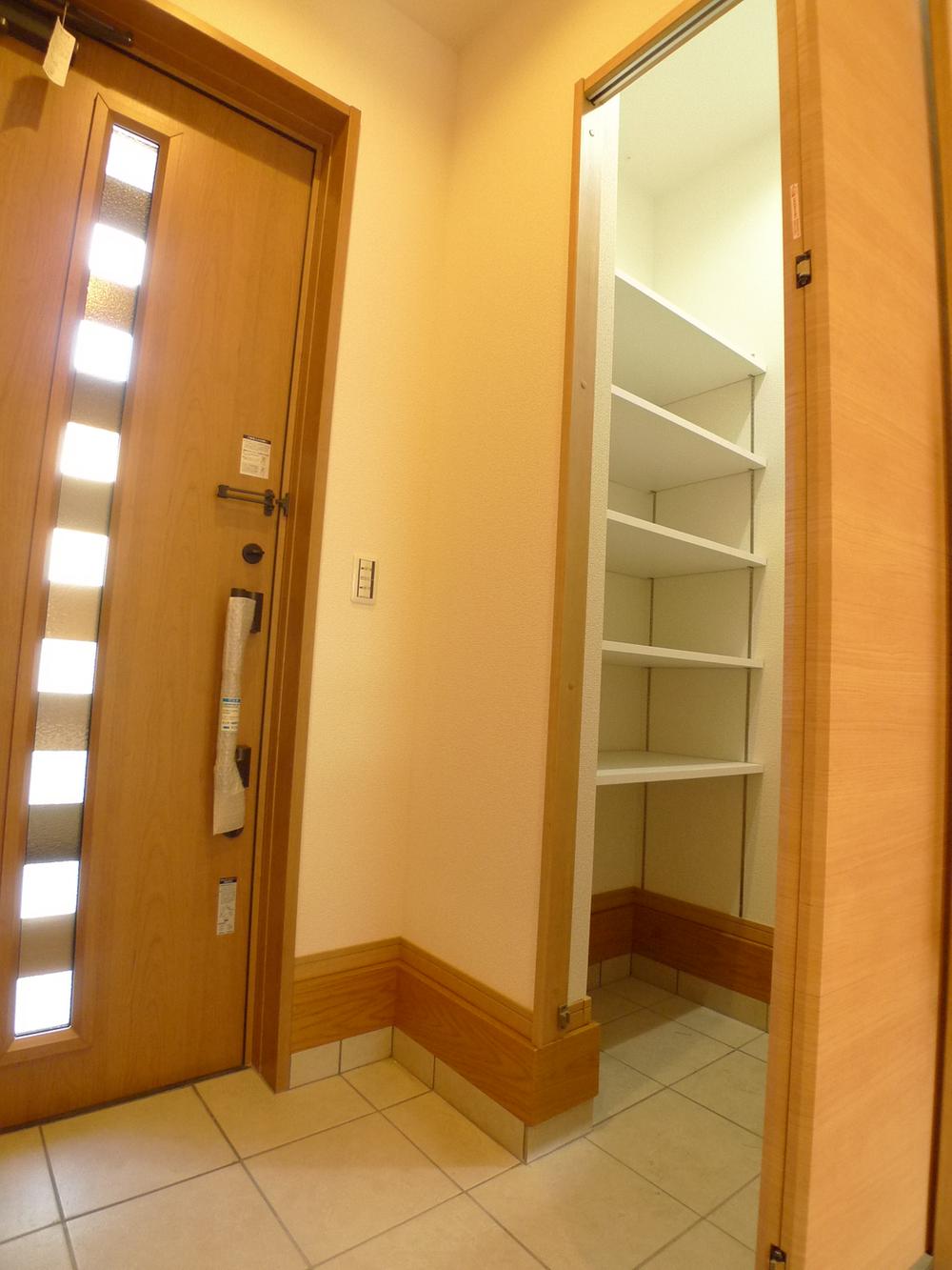 Entrance. Convenient entrance side of the cloak in the housing