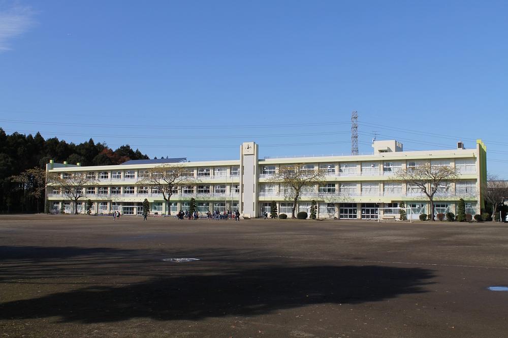 Primary school. School also rest assured Futabadai 550m road up to elementary school has also been established