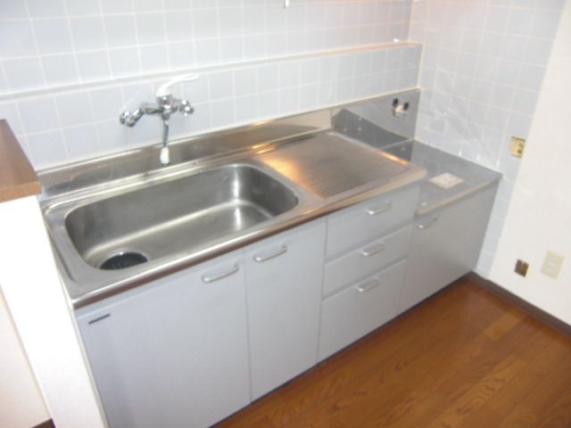 Kitchen. Also spacious kitchen space