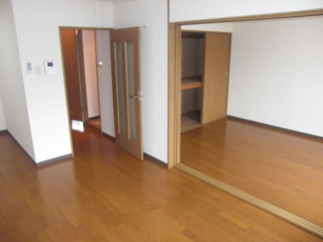 Entrance. Living spacious 11 Pledge