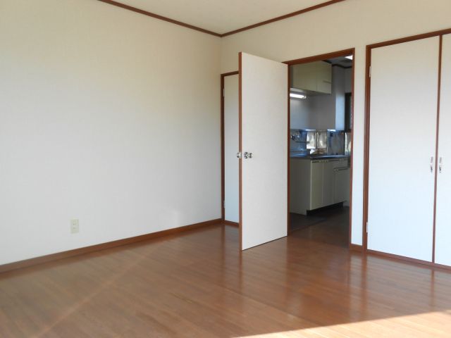 Living and room. Interior is also a beautiful Western-style 8 tatami rooms. 