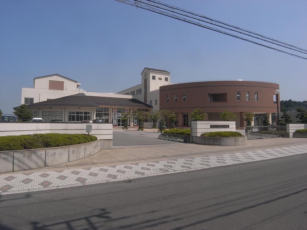 Junior high school. 2594m to Mito Tatsudai three junior high school
