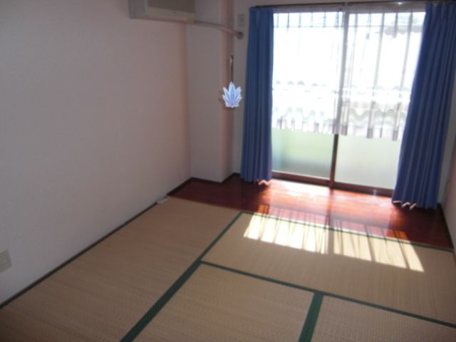 Living and room. There is a warm and still there is a Japanese-style room! 