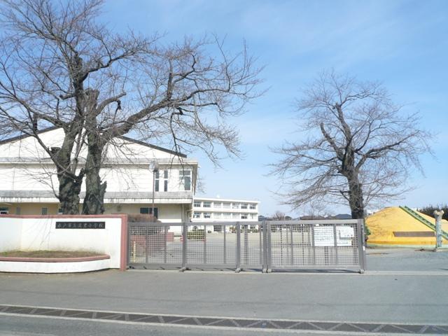 Primary school. Watari to elementary school 650m