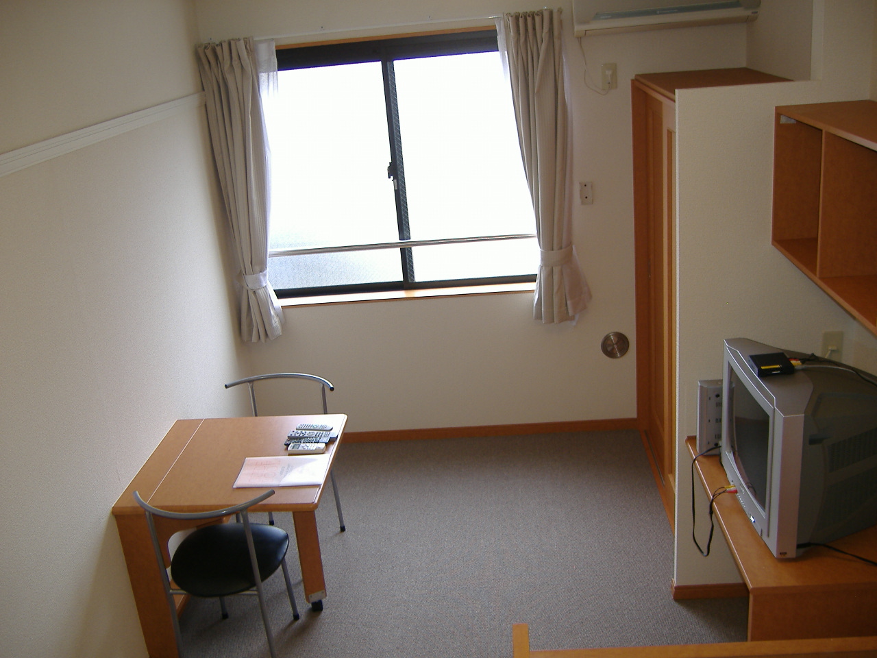 Living and room. 2F carpet has been pulled. 