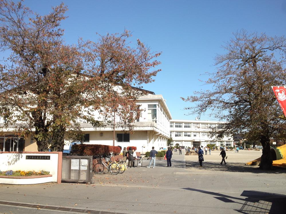 Primary school. Watari to elementary school 880m