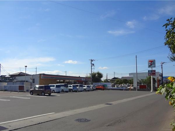 Convenience store. 950m to Seven-Eleven