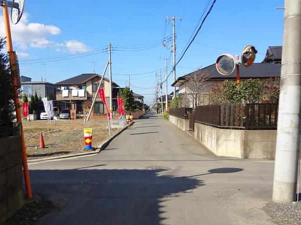 Local photos, including front road. Local (10 May 2013) east about 3.6m road