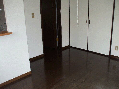 Living and room. Produce a space the floor color of dark brown was calm