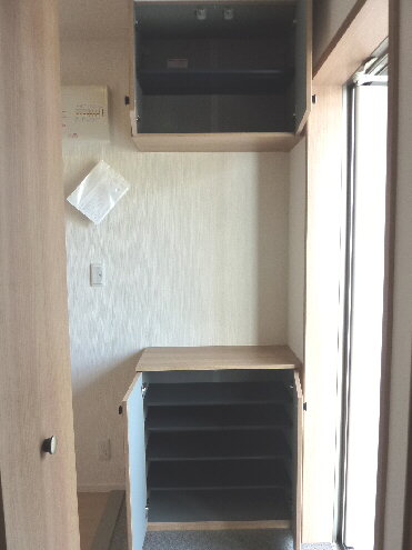 Entrance. Equipped with up and down also shoe box! ! 