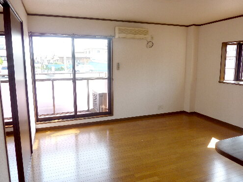 Living and room. Per sun good indoor! Spacious LDK! 