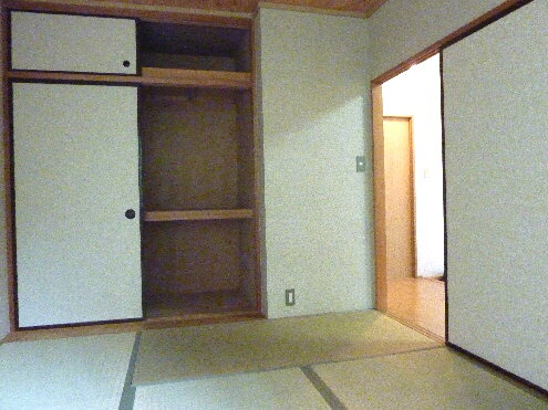 Other room space. State of the Japanese-style room and storage! 