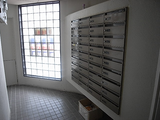 Entrance. It is a collection Post