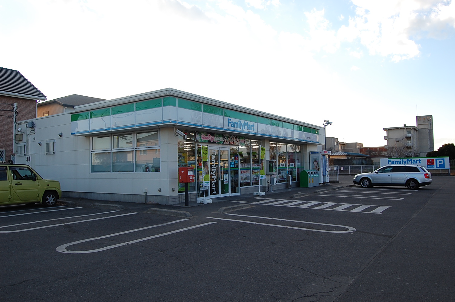 Convenience store. FamilyMart 701m until Kasahara Mito Kitamise (convenience store)