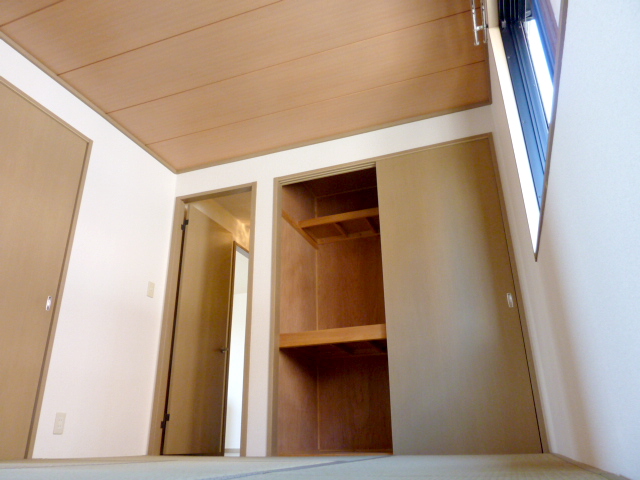 Other room space. State of the north side of the Japanese-style room! Bright even in north! 