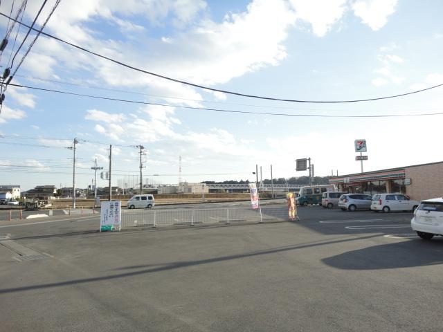 Convenience store. 360m to Seven-Eleven