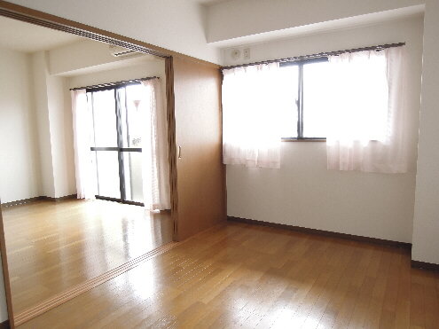 Living and room. It is bright widely! 