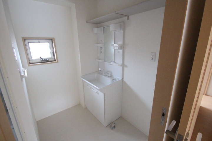 Washroom. With shampoo dresser